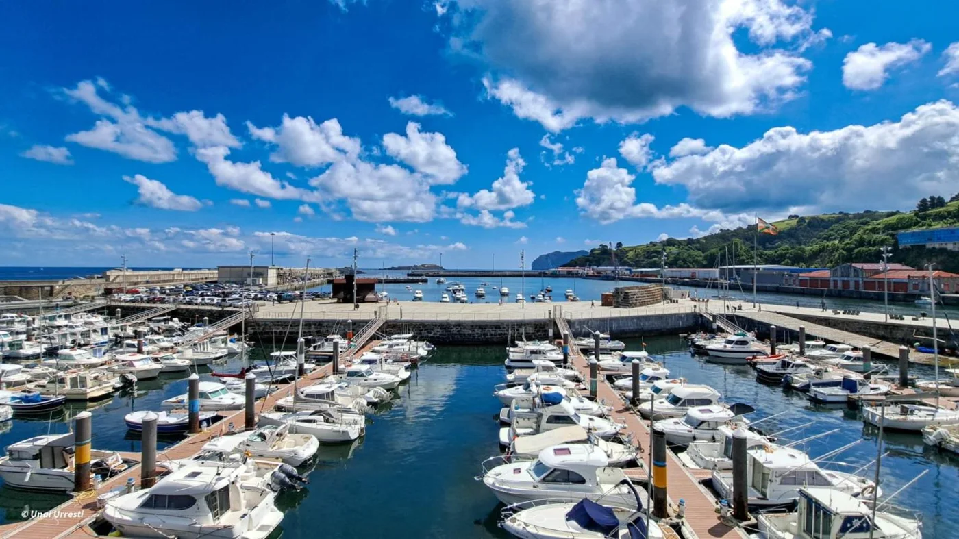 Puerto de Bermeo con barcos