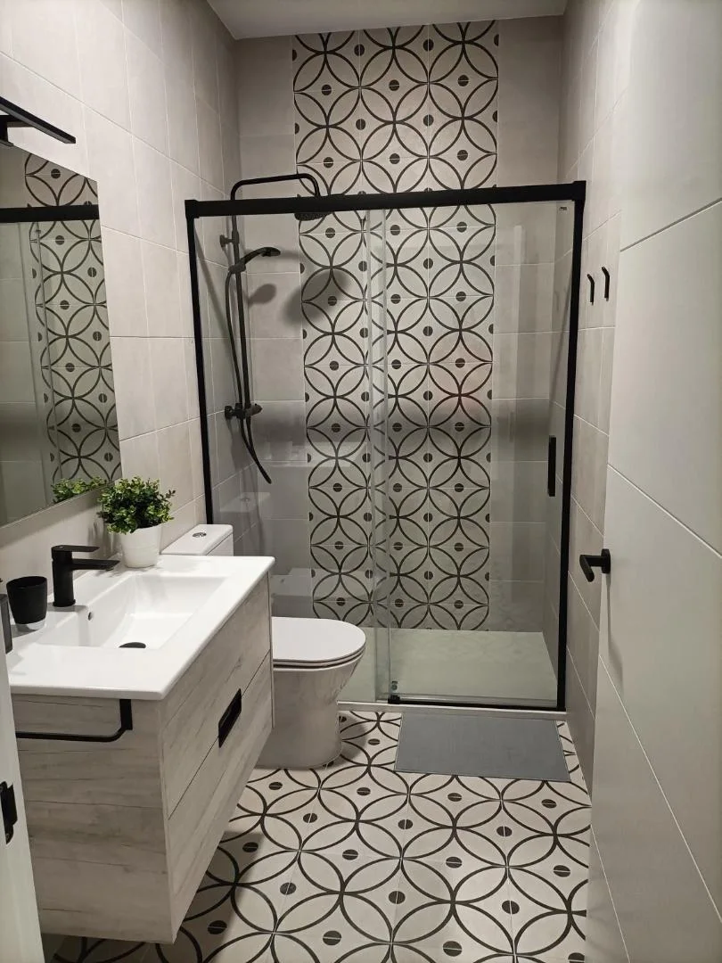 Baño con ducha y mampara
