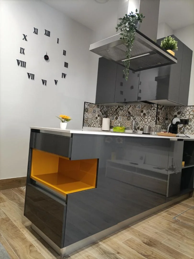 Cocina gris y amarilla del apartamento Izaro