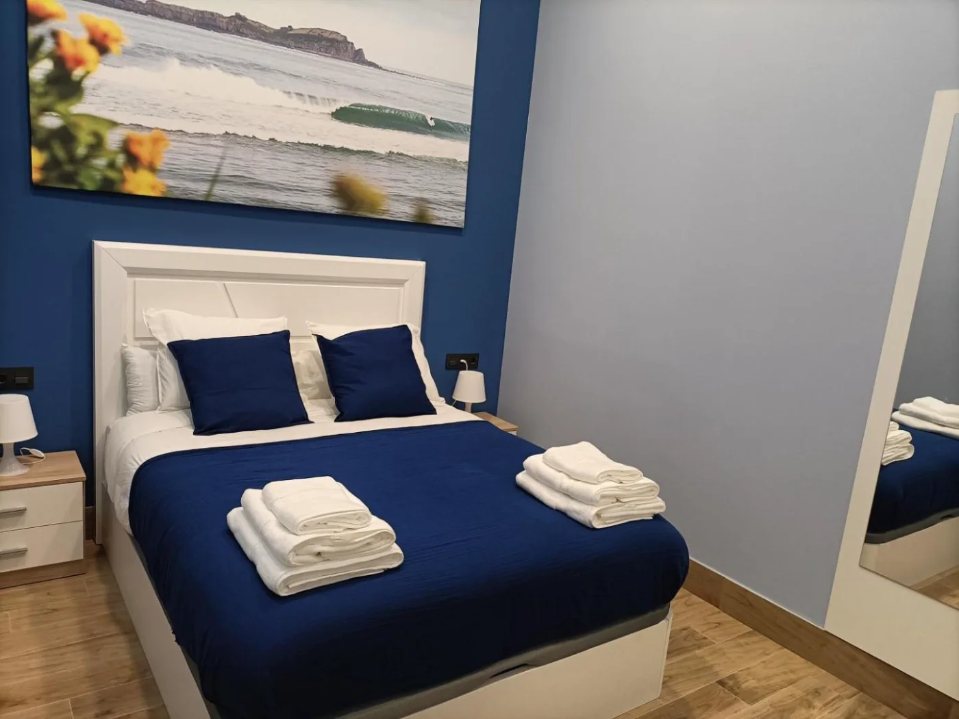 Dormitorio con colcha azul