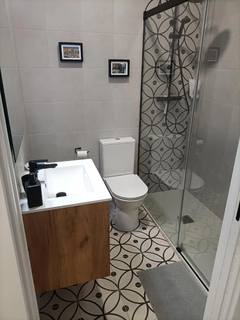 Baño con ducha y azulejo hidráulico